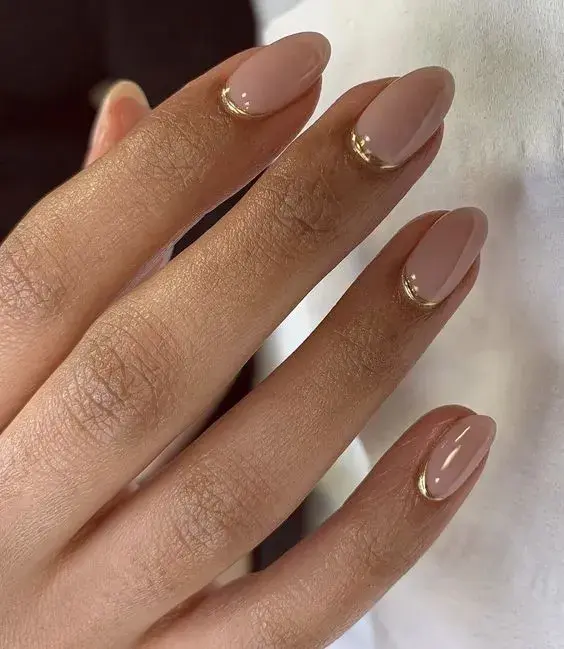 Uñas minimalistas con un toque festivo: 15 manicuras elegantes para este fin de año