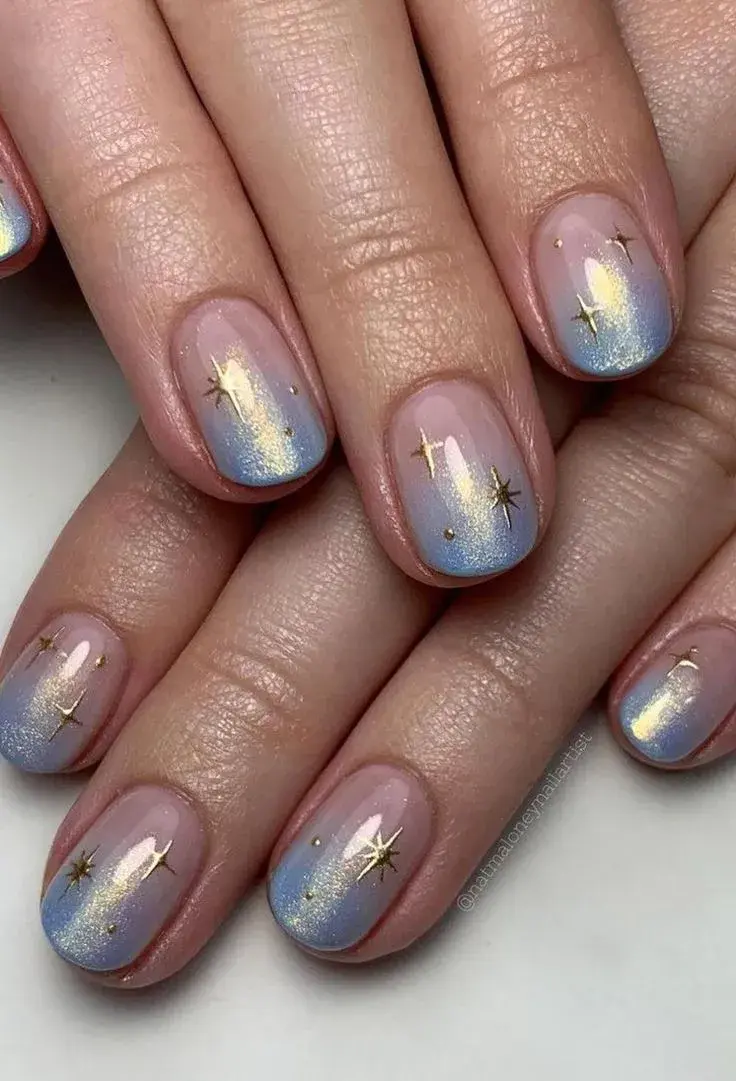 Uñas minimalistas con un toque festivo: 15 manicuras elegantes para este fin de año
