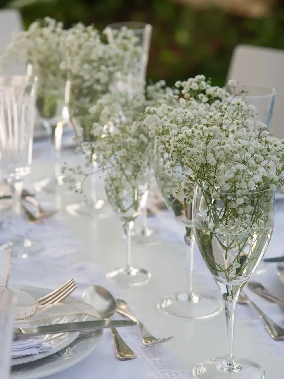 Los centros de mesa minimalistas no solo embellecen la mesa, sino que también reflejan un espíritu más auténtico