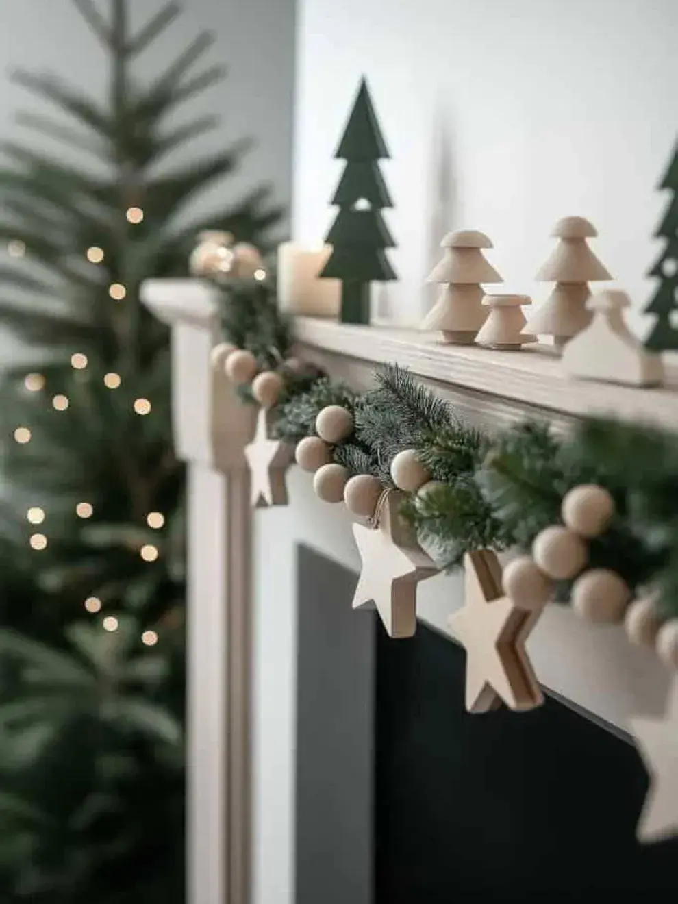 ombiná diferentes formas para darle dinamismo: estrellas, casitas, hojas y renos.