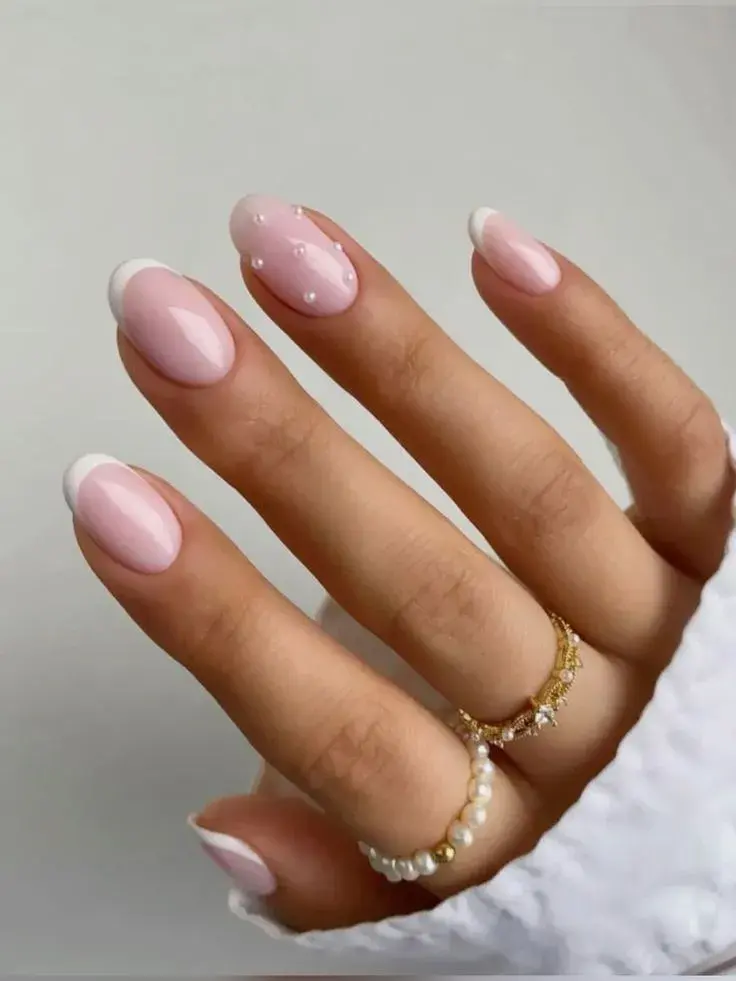 Uñas de perlas: los diseños más elegantes para las fiestas