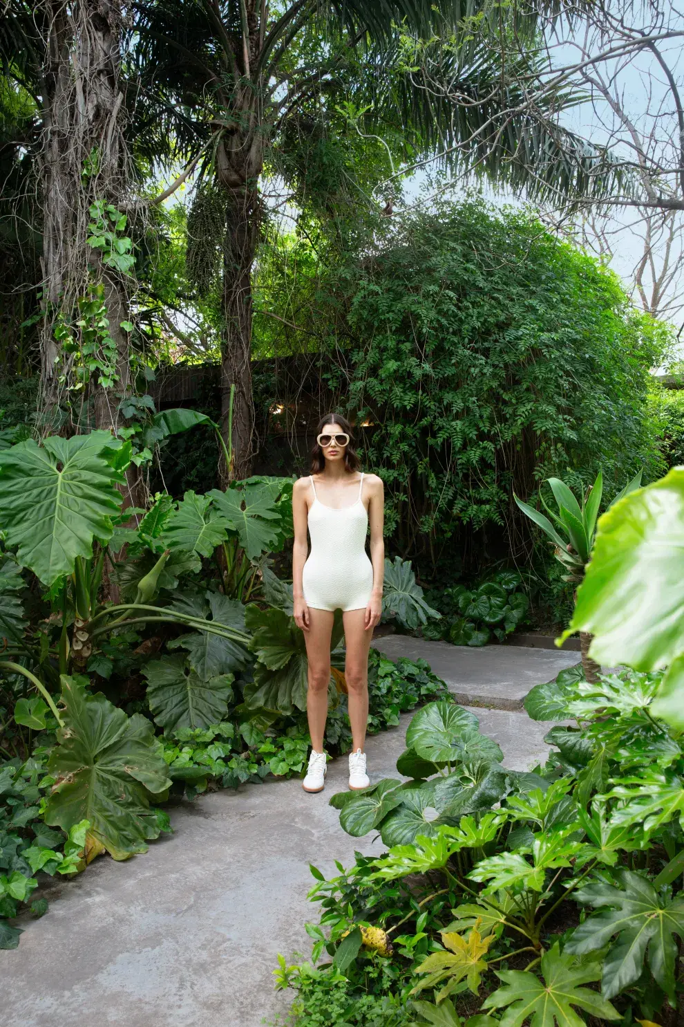 TRAJE DE BAÑO CON  SHORT (ITA, $155.000),  ZAPATILLAS (NEW  BALANCE, $140.000),  ANTEOJOS (HARDEM, 