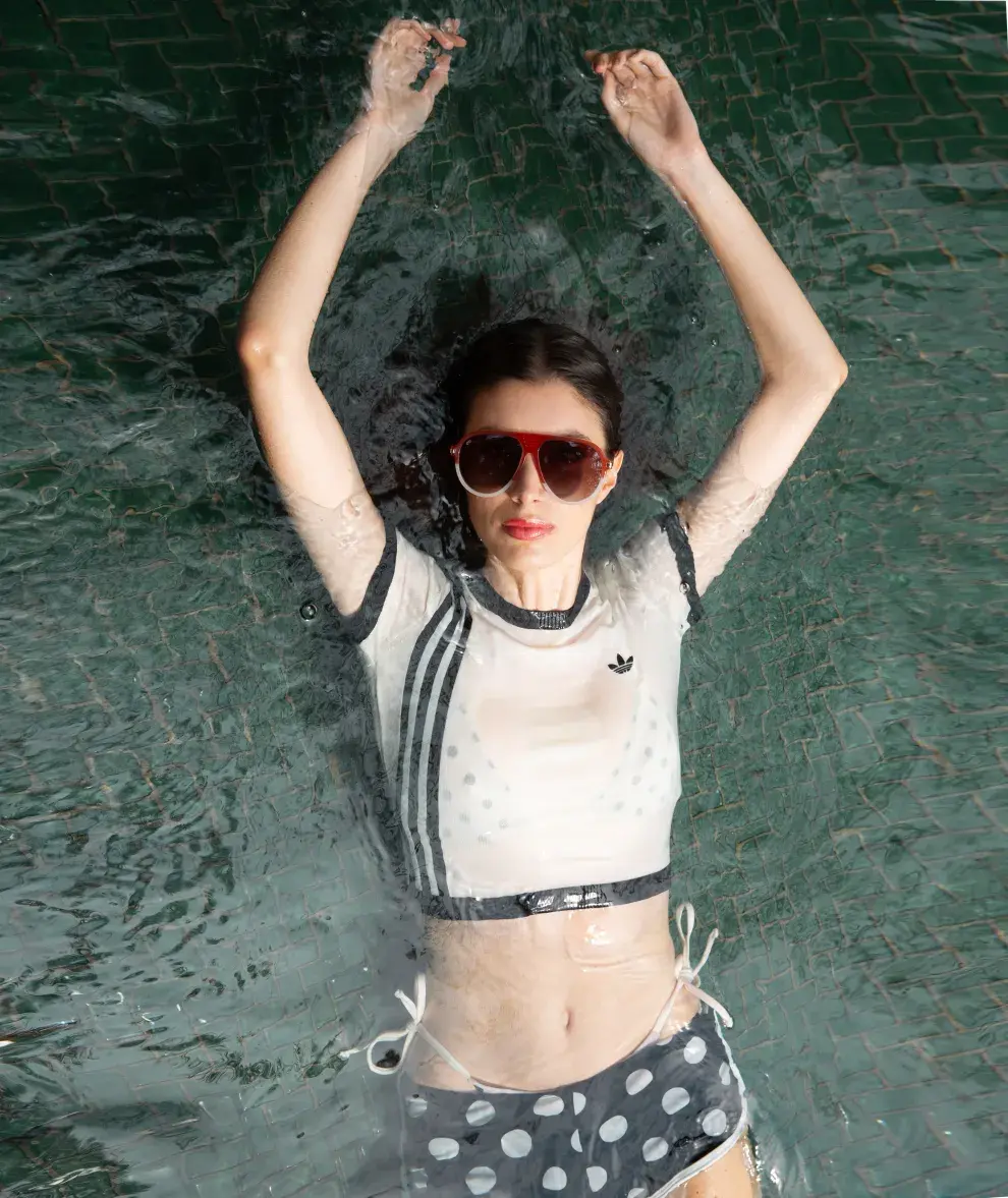 BIKINI Y SHORT (ITA,  $135.000 Y $85.000),  TOP (ADIDAS),  ANTEOJOS (HARDEM,  $235.000)