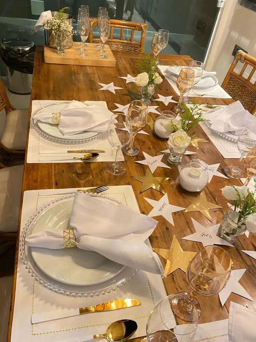 Pequeños gestos hacen que la mesa se sienta especial: tarjetas con deseos para el año que empieza, ramitas de romero, uvas, granadas o mini fuegos artificiales decorativos.