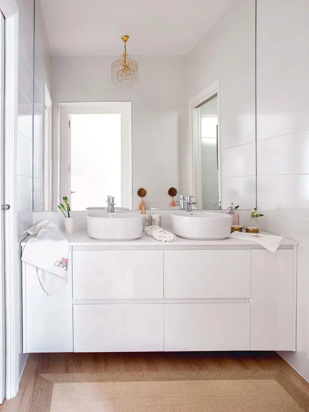 Si el color elegido es intenso o protagónico, una buena estrategia es concentrarlo en un espacio puntual: un living, un toilette, un rincón de lectura o el dormitorio.