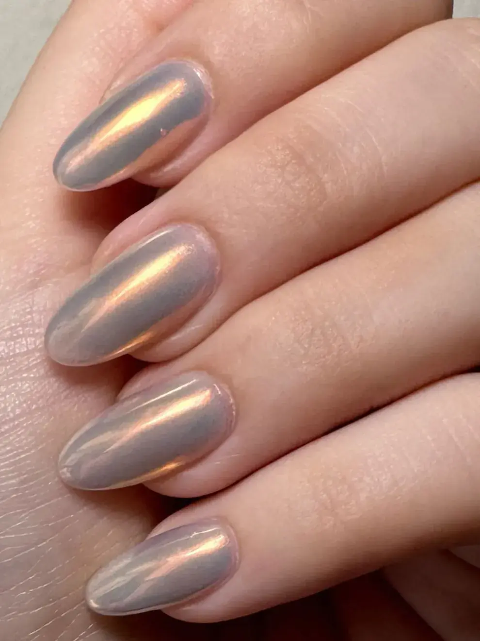 El protagonismo será para las manicuras perladas y tornasoladas, que logran un equilibrio perfecto entre sofisticación y originalidad.