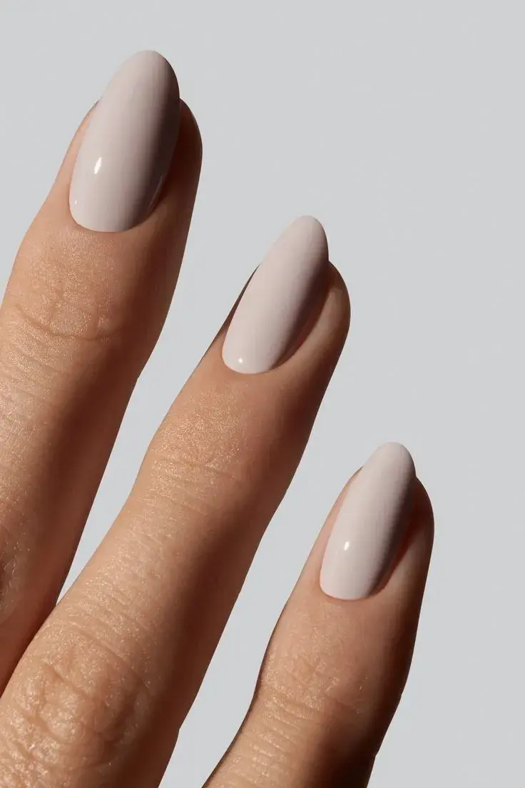 Minimalistas y elegantes: así son las uñas cloud dancer, el color elegido por Pantone para el 2026