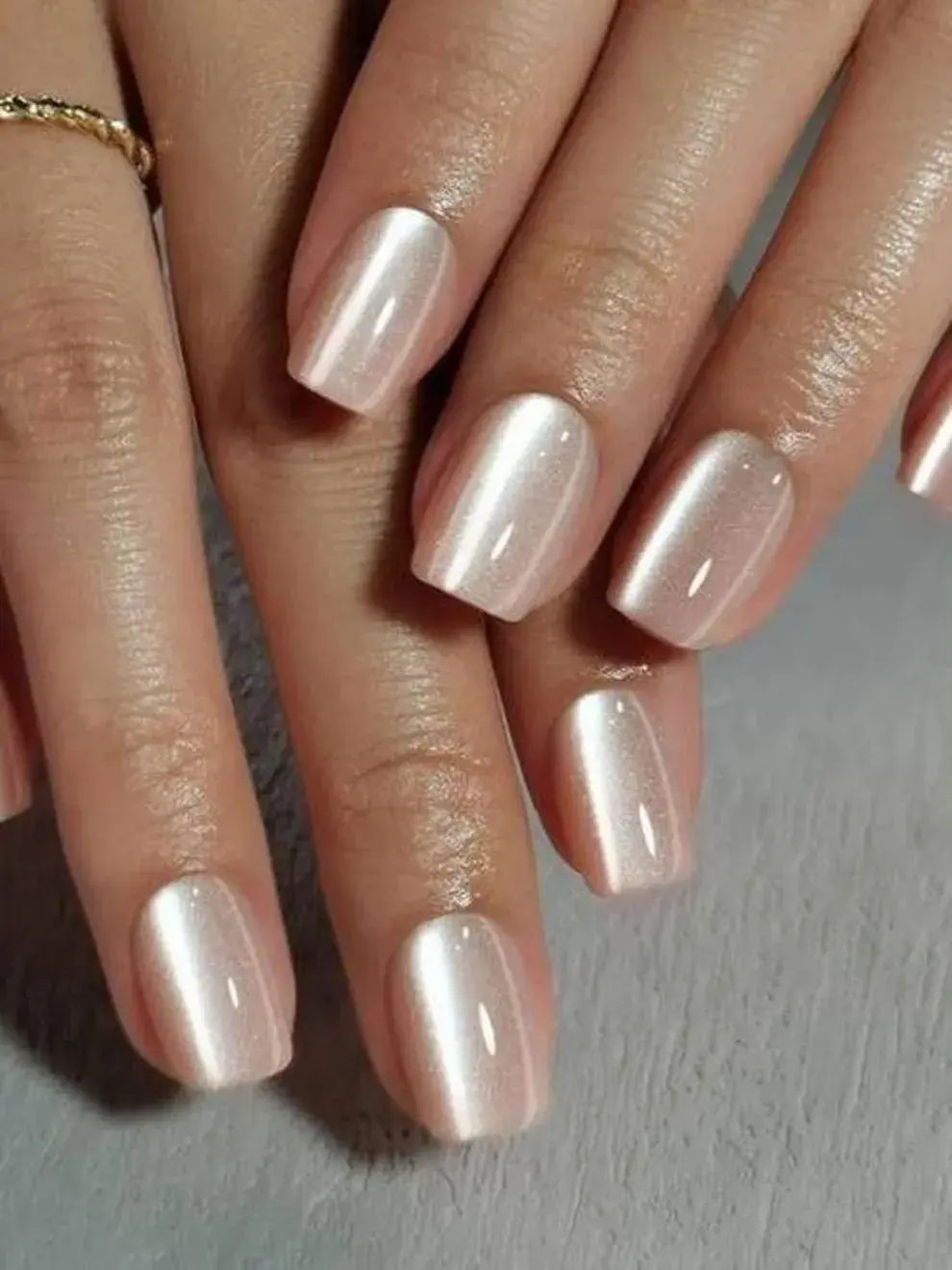 El protagonismo será para las manicuras perladas y tornasoladas, que logran un equilibrio perfecto entre sofisticación y originalidad.