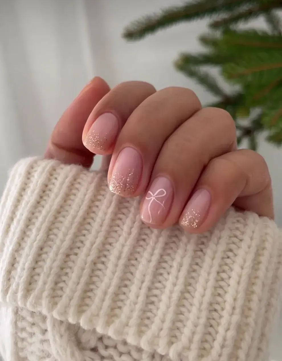 Uñas minimalistas con un toque festivo: 15 manicuras elegantes para este fin de año