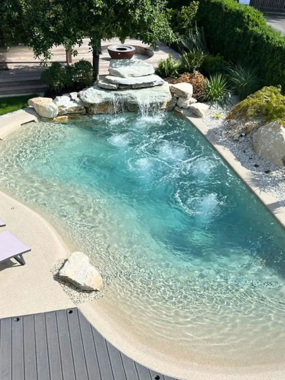 Este tipo de piletas se distingue por sus formas orgánicas, curvas suaves y contornos irregulares que imitan el trazado natural del agua.