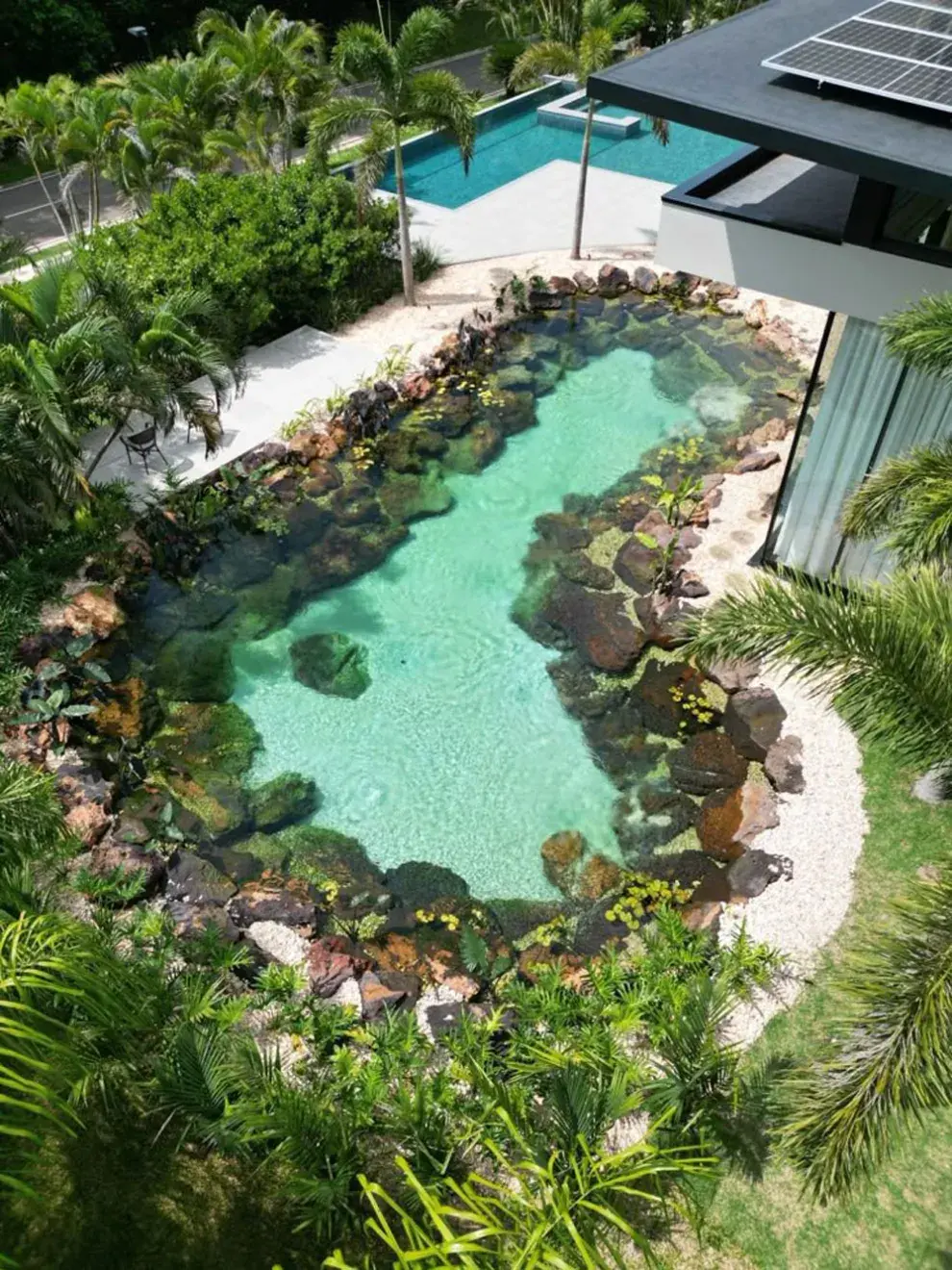 El secreto está en rodear la pileta sin saturar, dejando que el verde enmarque el agua de manera fluida.