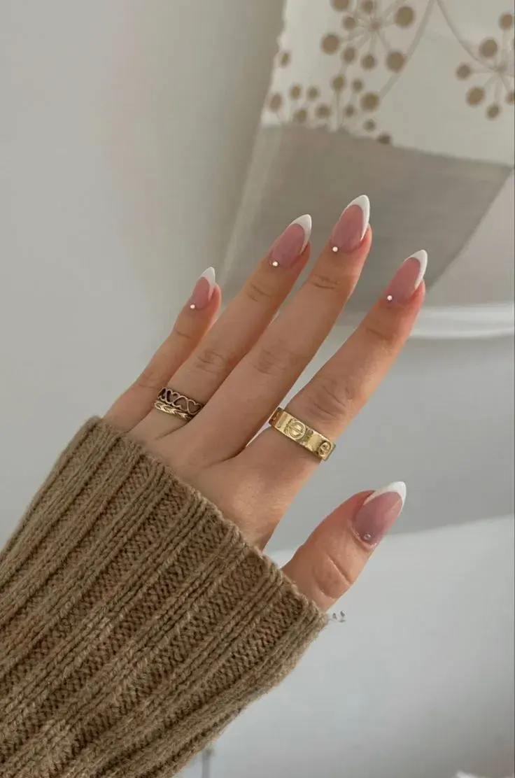 Uñas minimalistas con un toque festivo: 15 manicuras elegantes para este fin de año