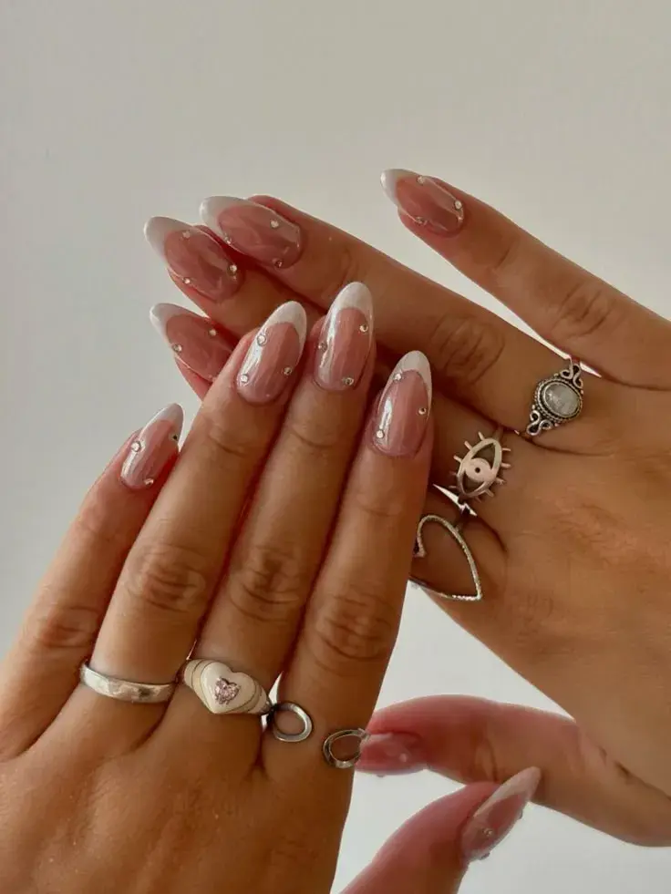Uñas de perlas: los diseños más elegantes para las fiestas