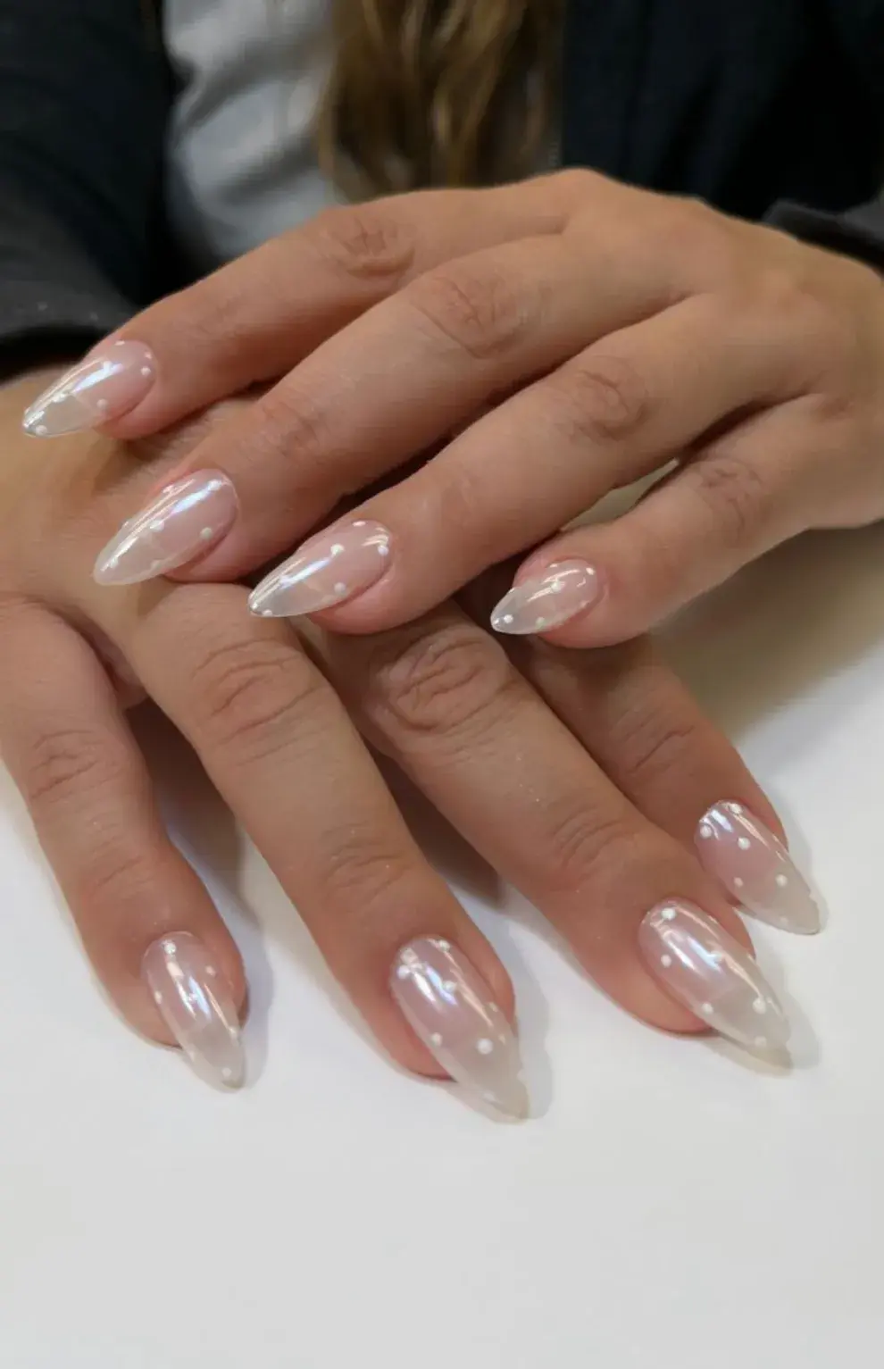 Uñas de perlas: los diseños más elegantes para las fiestas