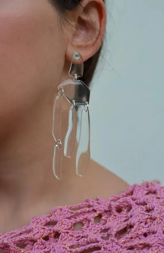 Accesorios transparentes o futuristas: accesorios que elevan cualquier look.