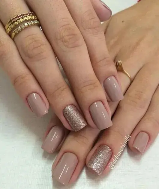 Diseños de uñas cortas para fin de año: Acento glitter en una uña.