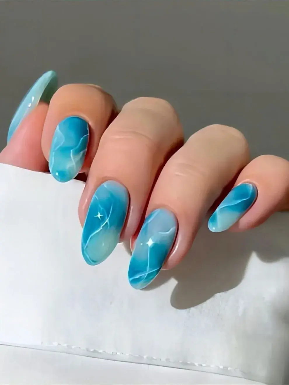 Este estilo recrea el reflejo plateado o azulado que aparece en la superficie de una pileta bajo el sol.