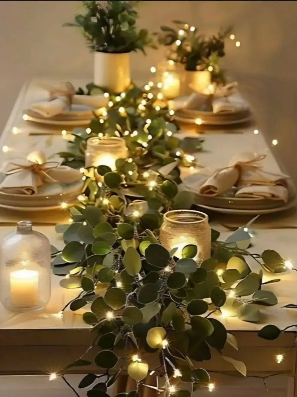 Podés combinar ramas verdes, luces cálidas, velas finas, flores secas y detalles metálicos para darle tu impronta.