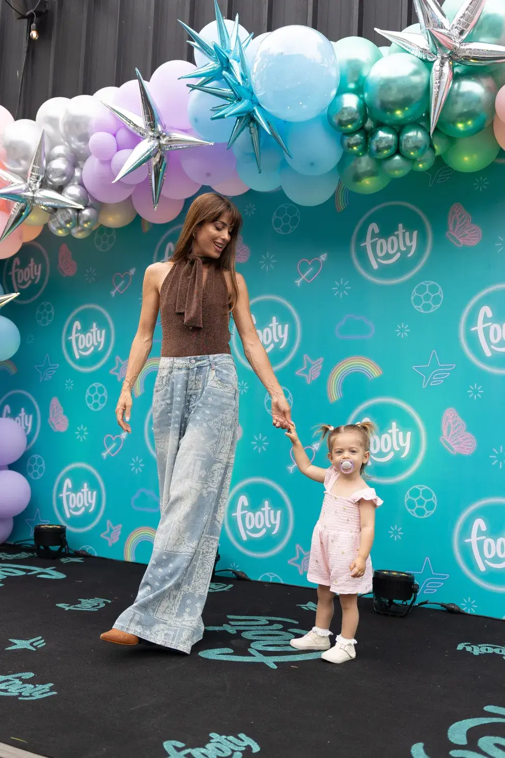 Agustina Casanova: colores del 2025 y denim protagonista