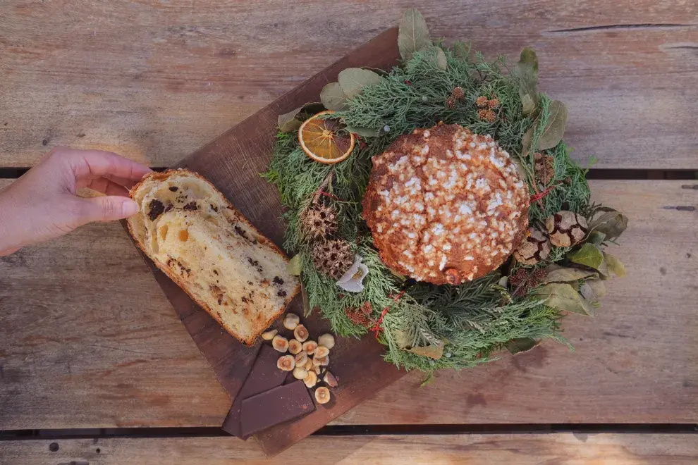 Cada pieza se prepara con masa de fermentación lenta, miga húmeda y esponjosa, perfume a manteca y cítricos, y una cobertura brillante que realza su acabado artesanal.