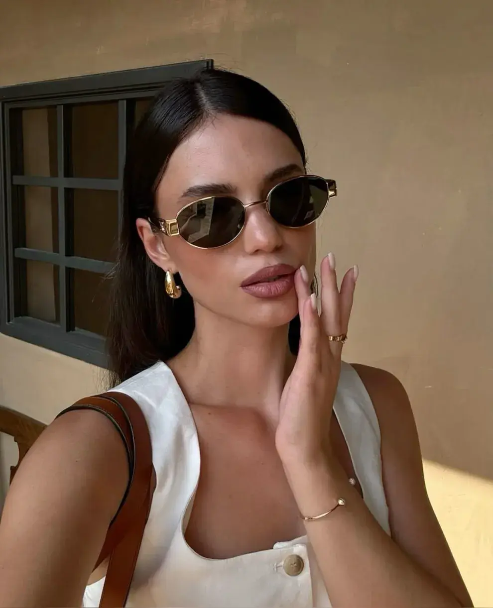 Cinco accesorios que hacen que un look básico se vuelva elegante