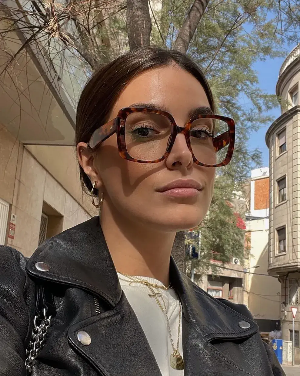 Cinco accesorios que hacen que un look básico se vuelva elegante.