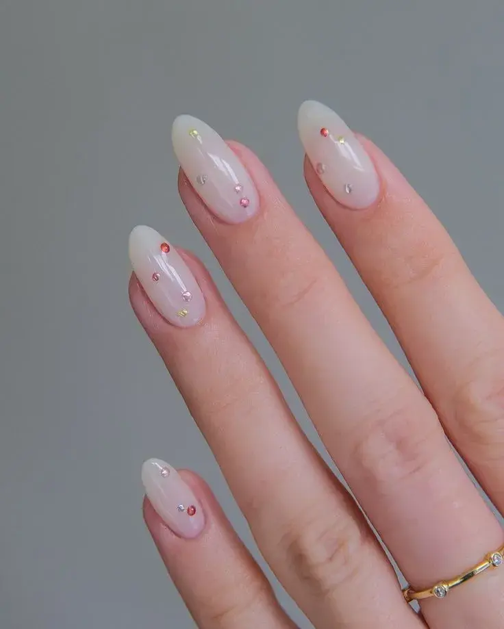 Uñas minimalistas con un toque festivo: 15 manicuras elegantes para este fin de año