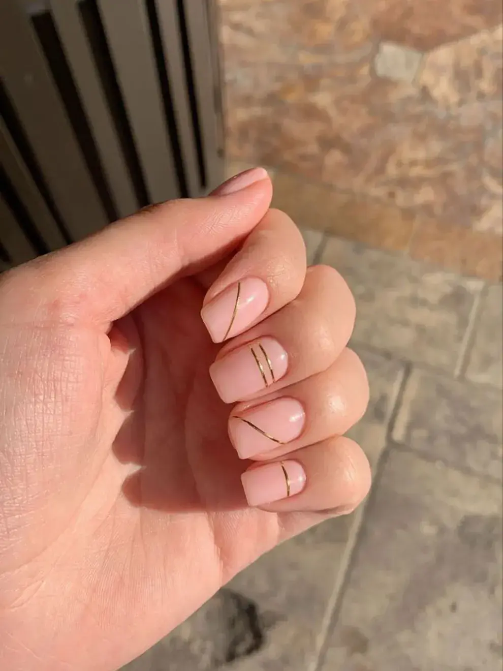 Paneles o líneas minimalistas en blanco o plateado sobre durazno aportan un toque moderno y limpio. Fashionuer