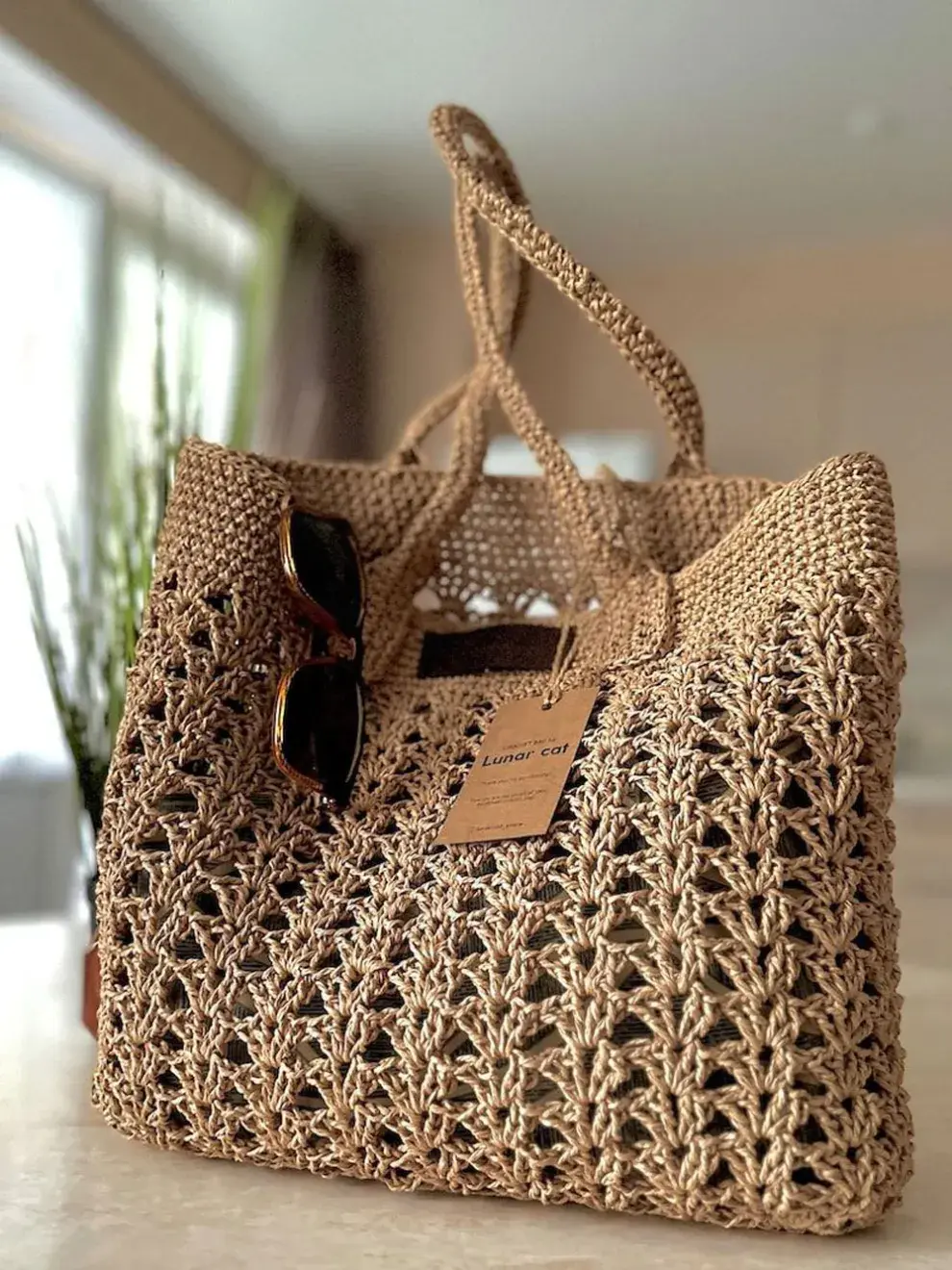 Elaborados en mimbre, yute, rafia y crochet, evocan un espíritu artesanal que conecta con la tendencia eco-friendly. 