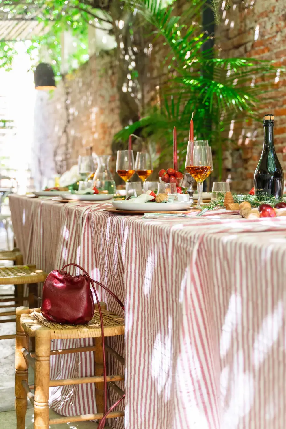 Bancos de madera y junco.