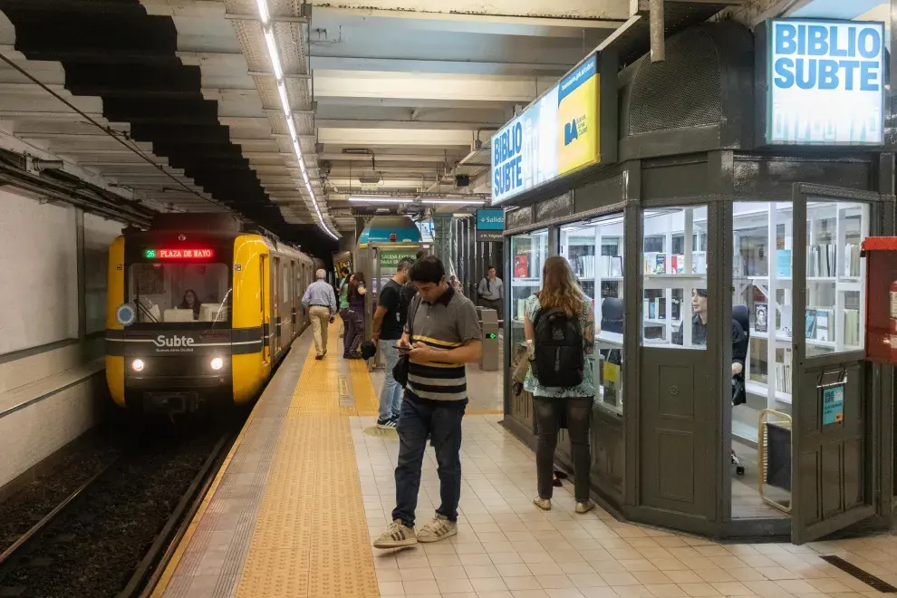 Buenos Aires inaugura su primera biblioteca subterránea gratuita: ya podés llevarte libros en la estación Plaza de Mayo