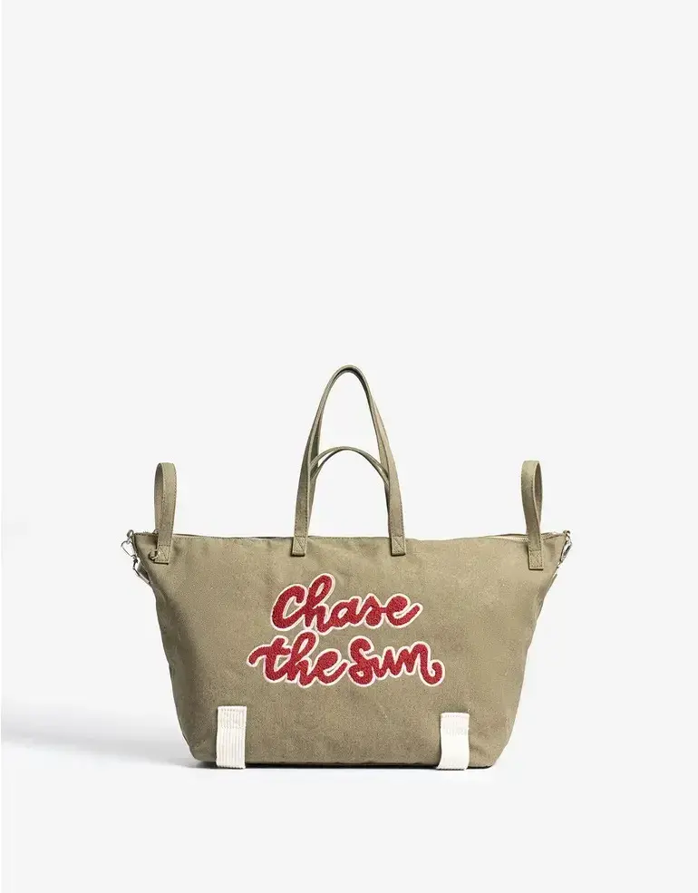 Un bolso XL mega resistente nunca está de más. Este además, es perfecto para usarlo como bolso de viaje. (ISADORA $ 74.000,00)