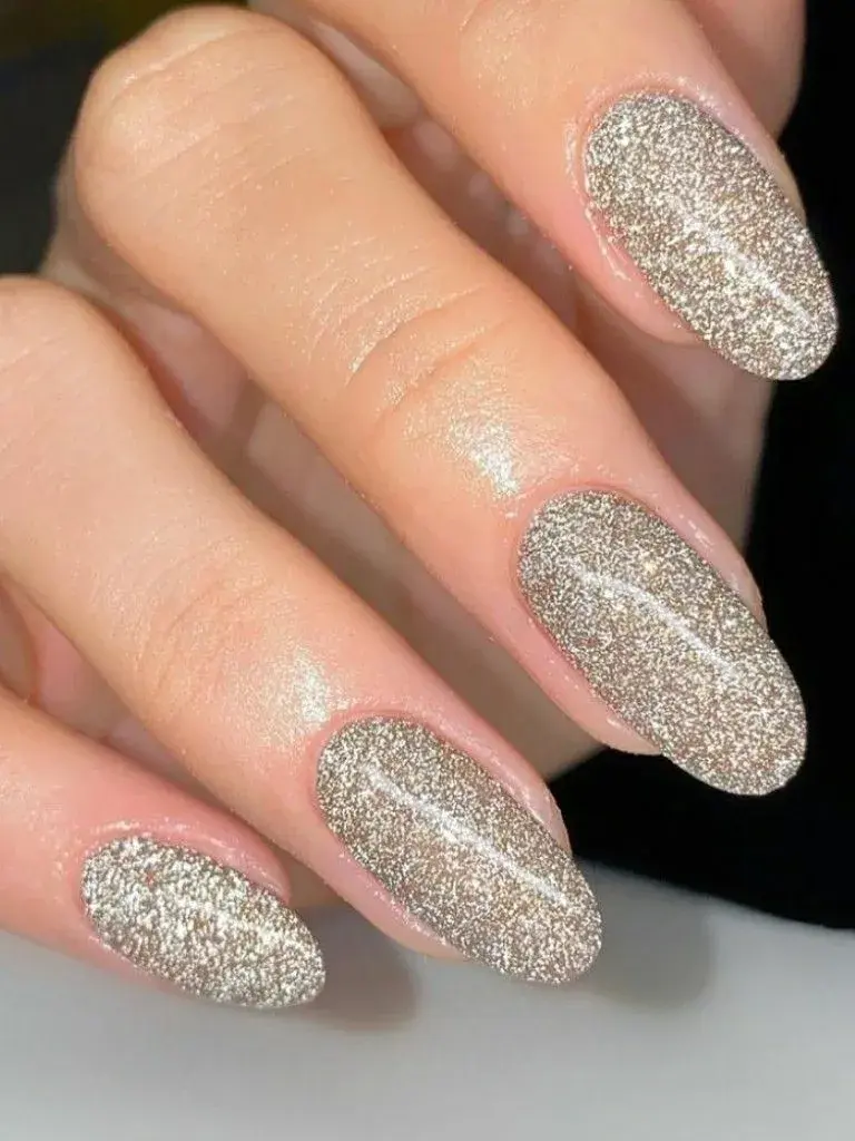 Uñas sofisticadas para Año Nuevo: Brillo total con textura glam.