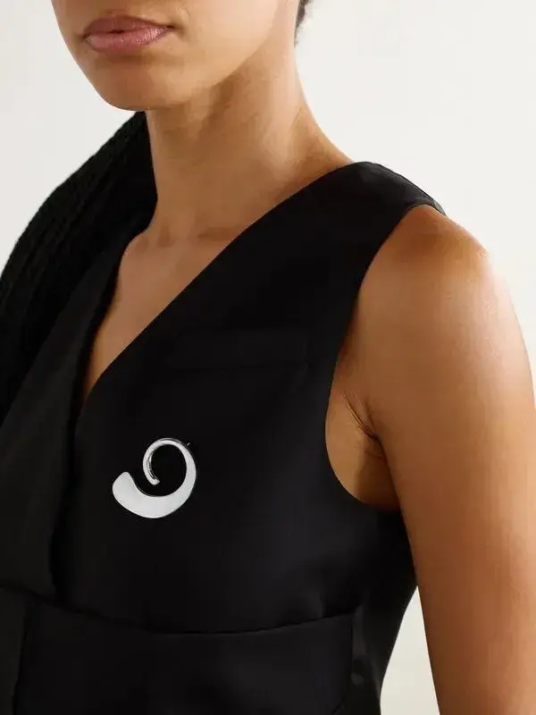 Broches esculturales: accesorios que elevan cualquier look.