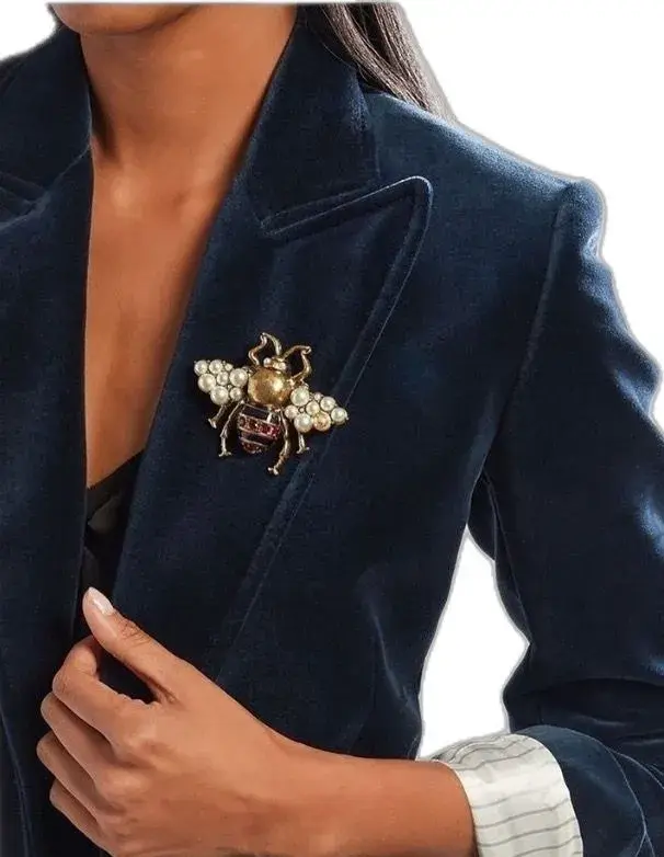 Broches esculturales: accesorios que elevan cualquier look.