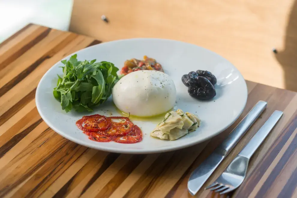 Burrata con tomates confitados al horno