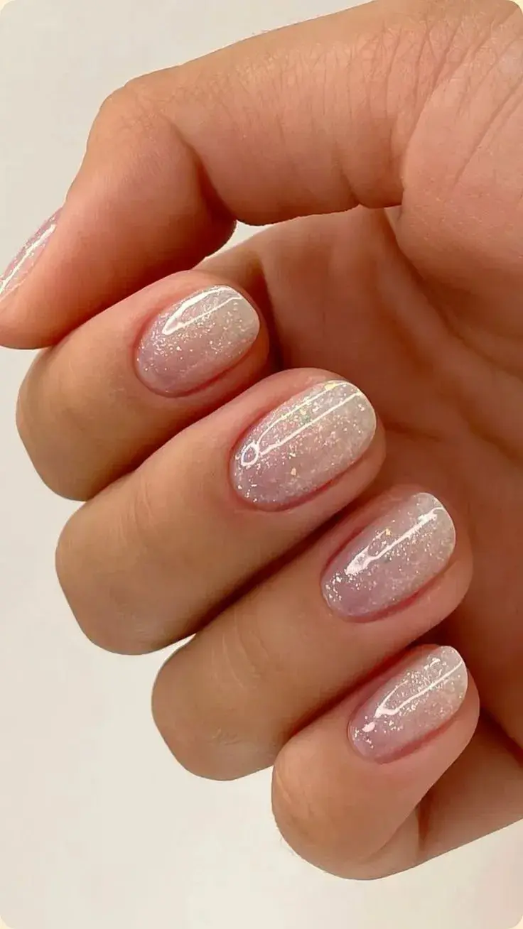 Las uñas de cristal se caracterizan por su transparencia delicada y un brillo que parece surgir desde el interior de la uña.