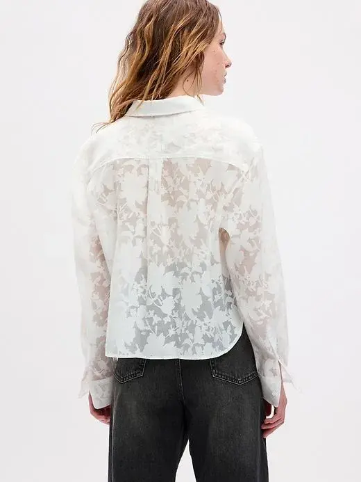 La camisa blanca se transforma en 2026.