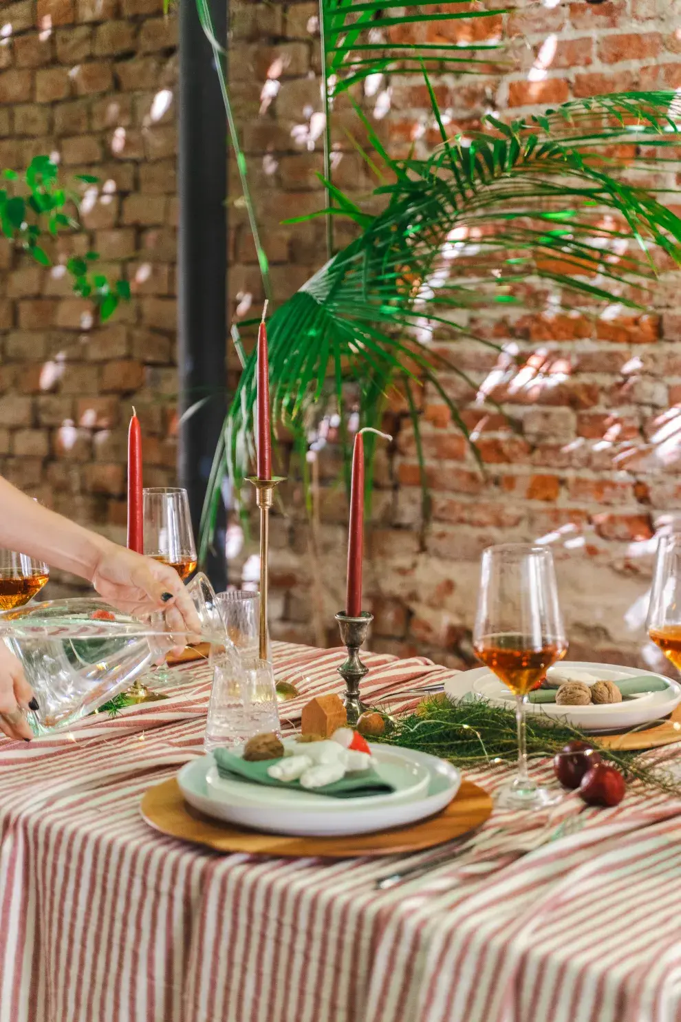 Candelabros antiguos y vajilla moderna con colores clásicos.