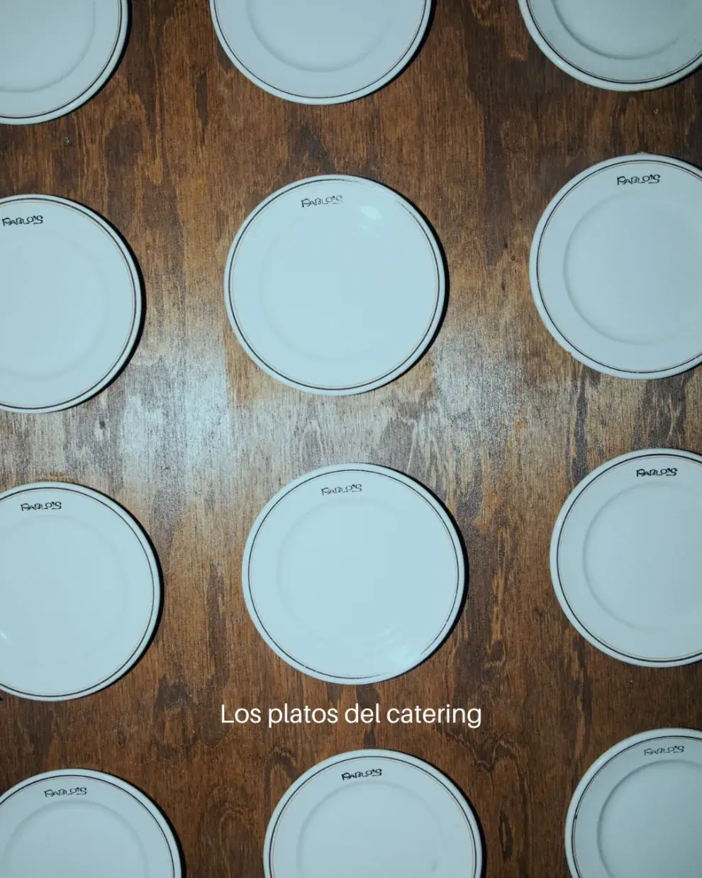 En la ambientación se mezclan acero y madera con guiños a los años 70.