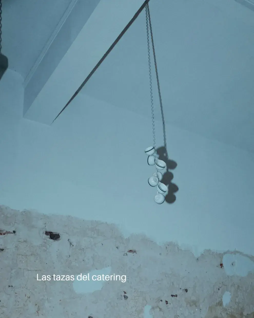 La vajilla vintage del catering familiar cuelga del techo y paredes.