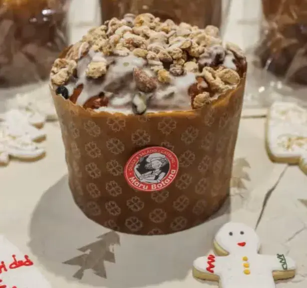 Fiel a su estilo clásico, ofrece un pan dulce con almendras, nueces y frutas maceradas en licor,