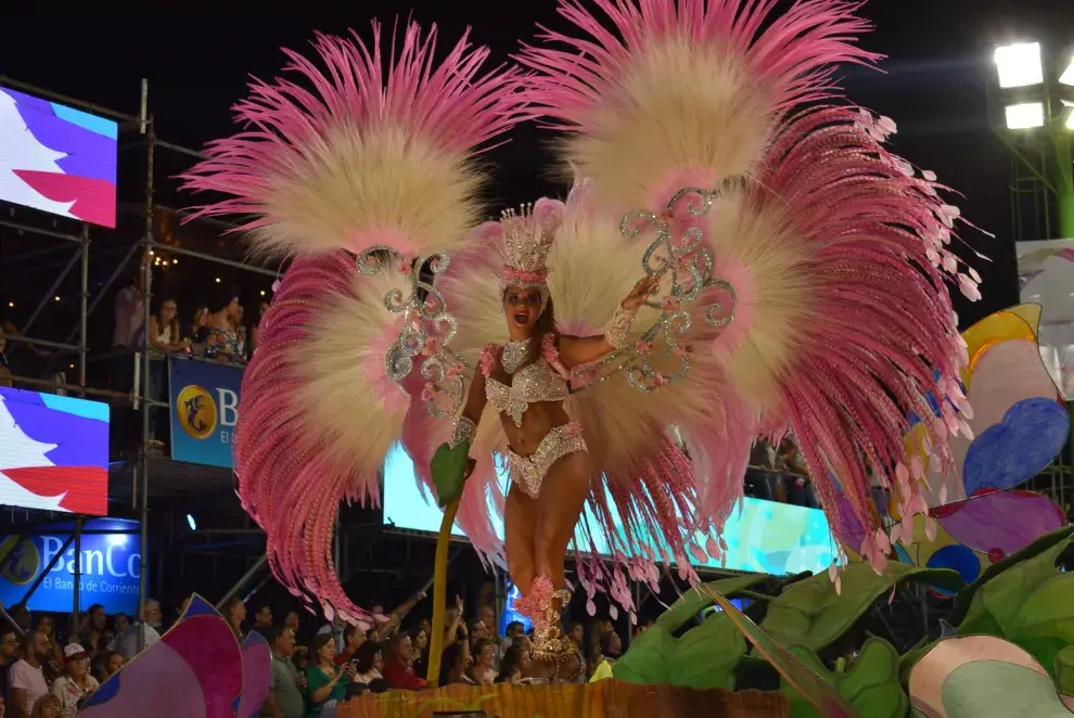 En los meses de enero y febrero se destacan las Fiestas Nacionales del Chamamé y del Carnaval.