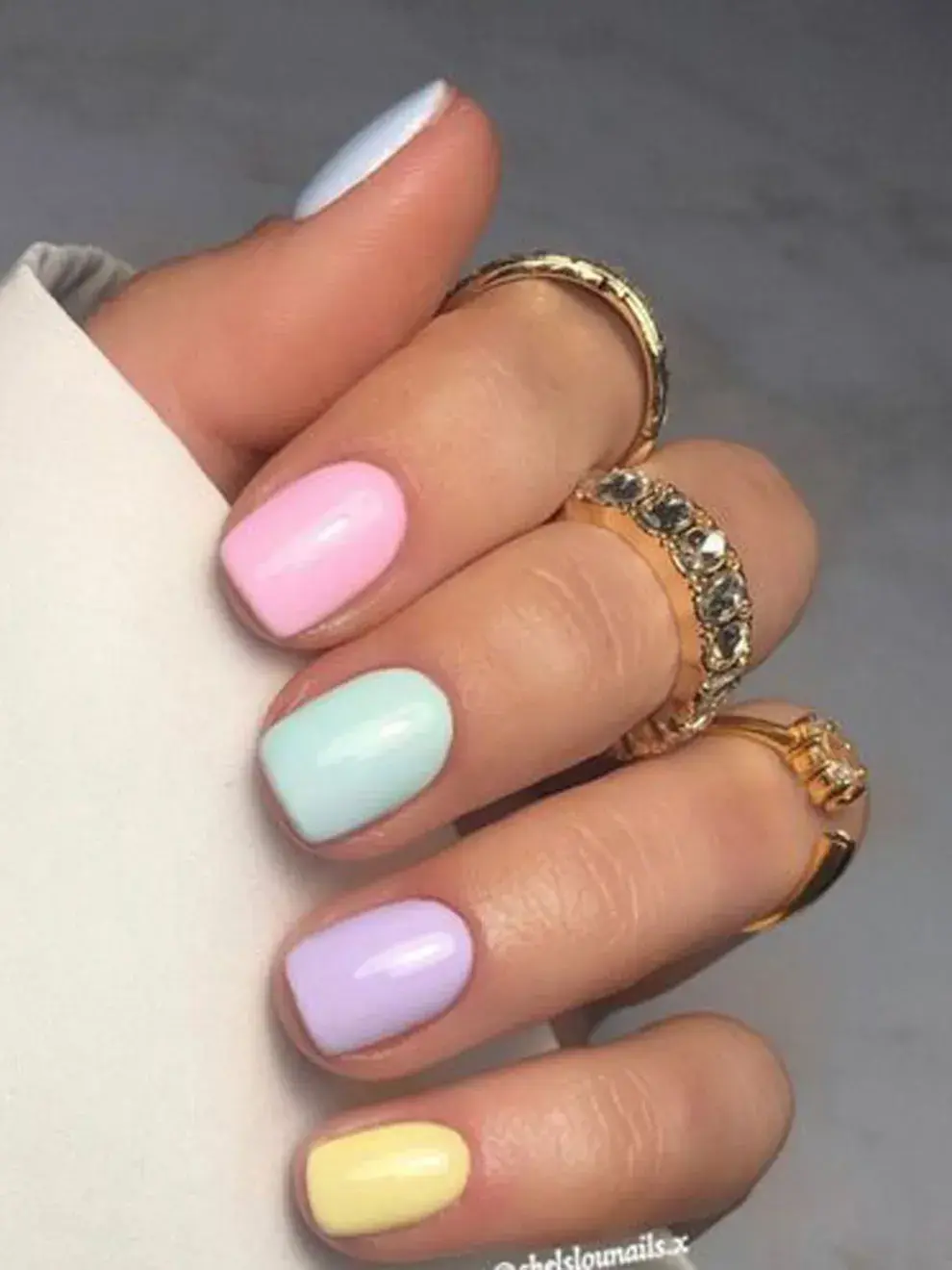 Lavanda, celeste, manteca y verde agua vuelven con fuerza, pero en tonos más suaves y empolvados.