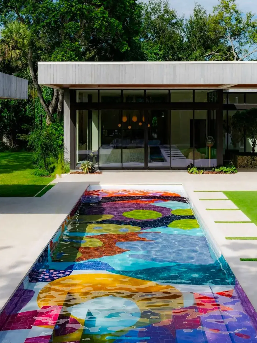 En piletas pequeñas convienen los patrones geométricos simples o el color block, que amplían visualmente el espacio.