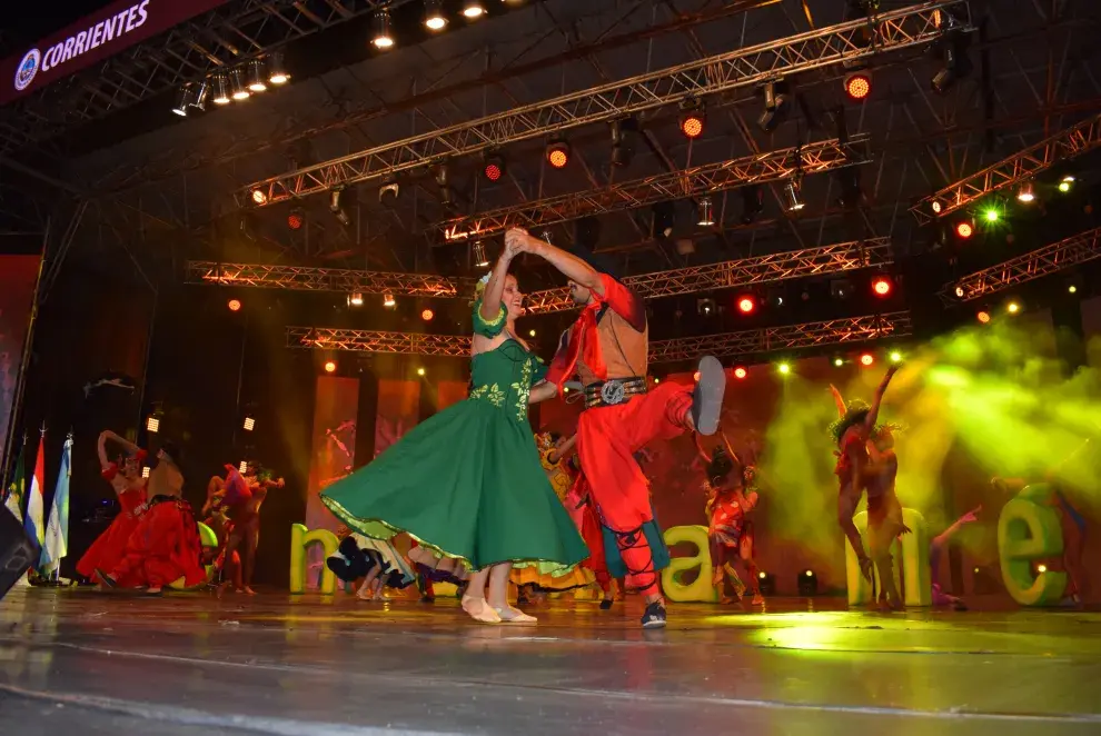 En los meses de enero y febrero se destacan las Fiestas Nacionales del Chamamé y del Carnaval.