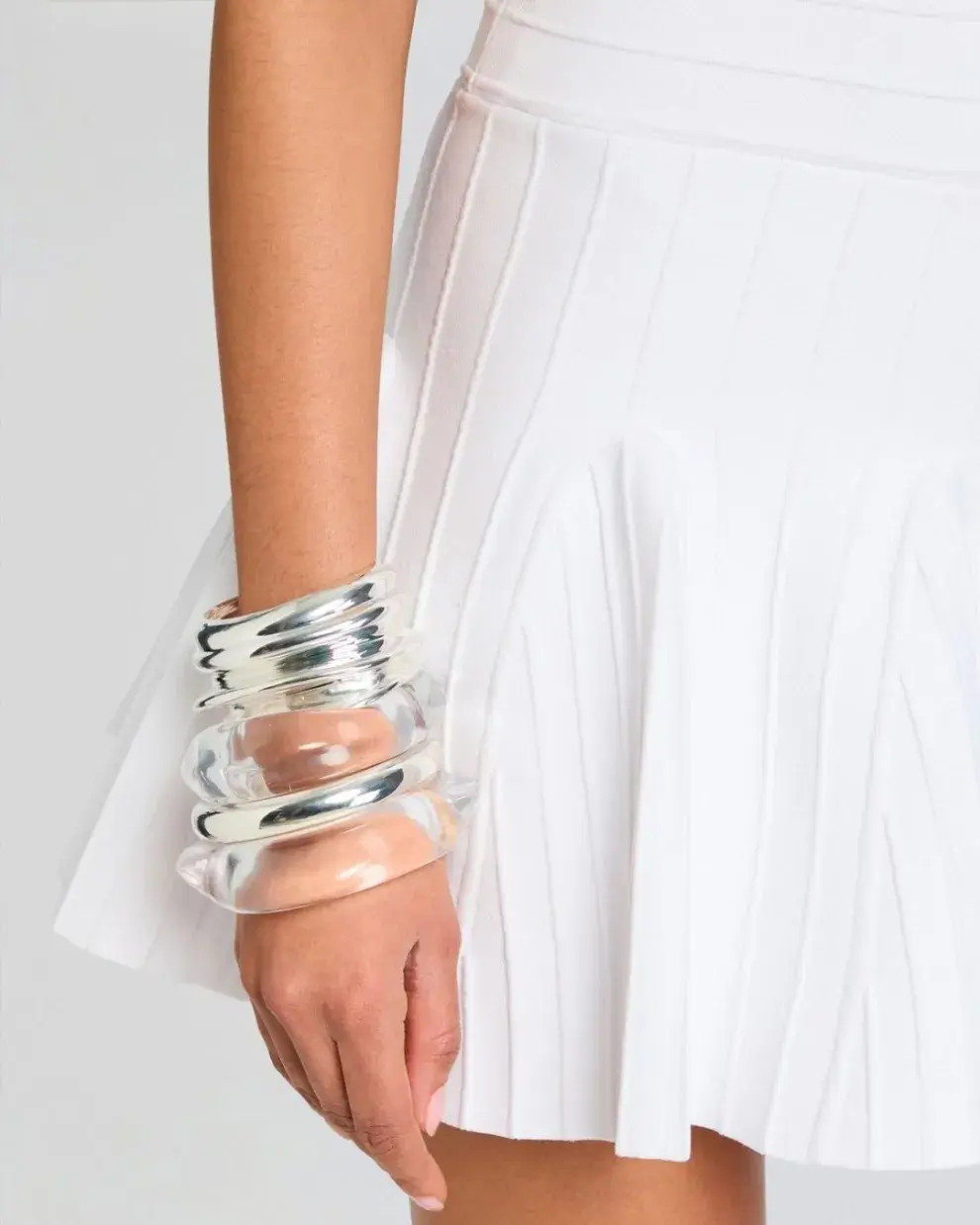 Accesorios transparentes o futuristas: accesorios que elevan cualquier look.