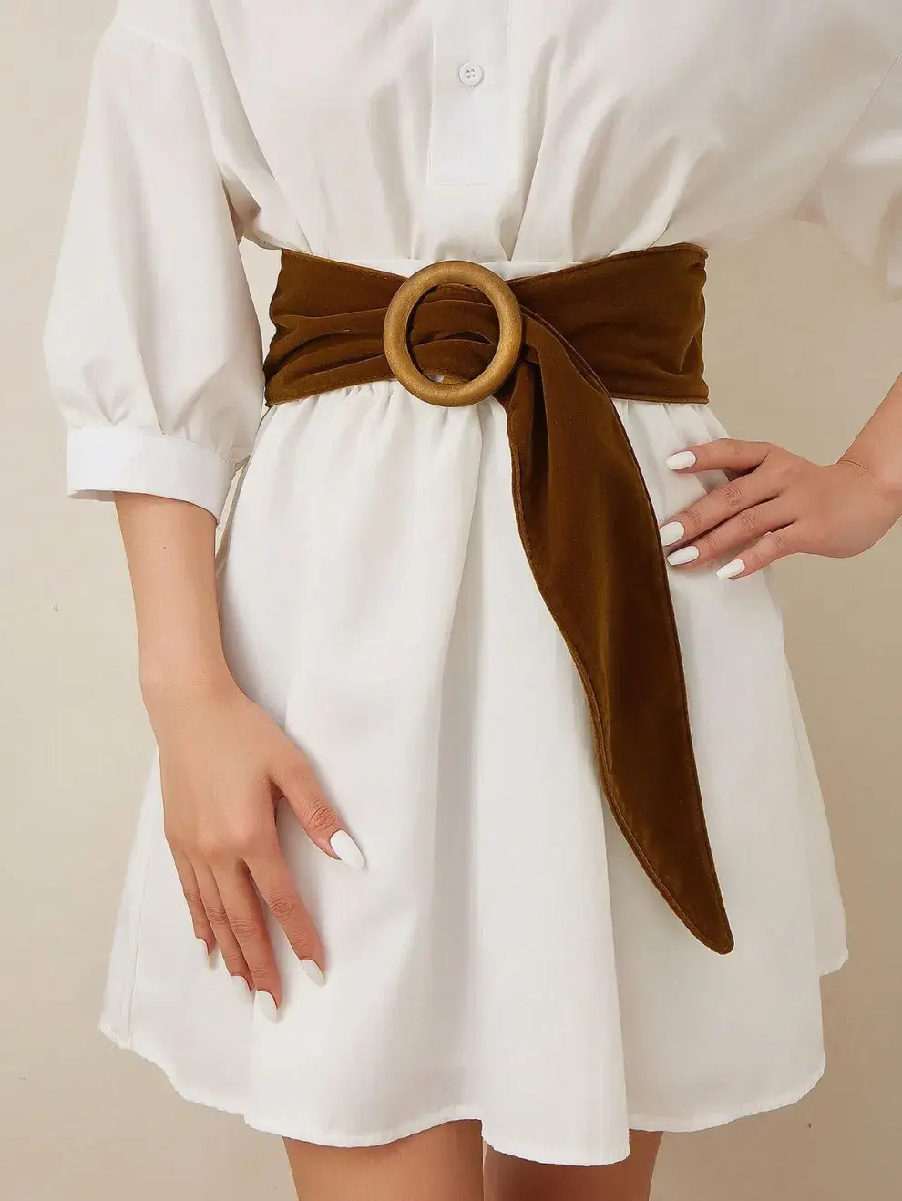 Cintos escultóricos o anchos: accesorios que elevan cualquier look.