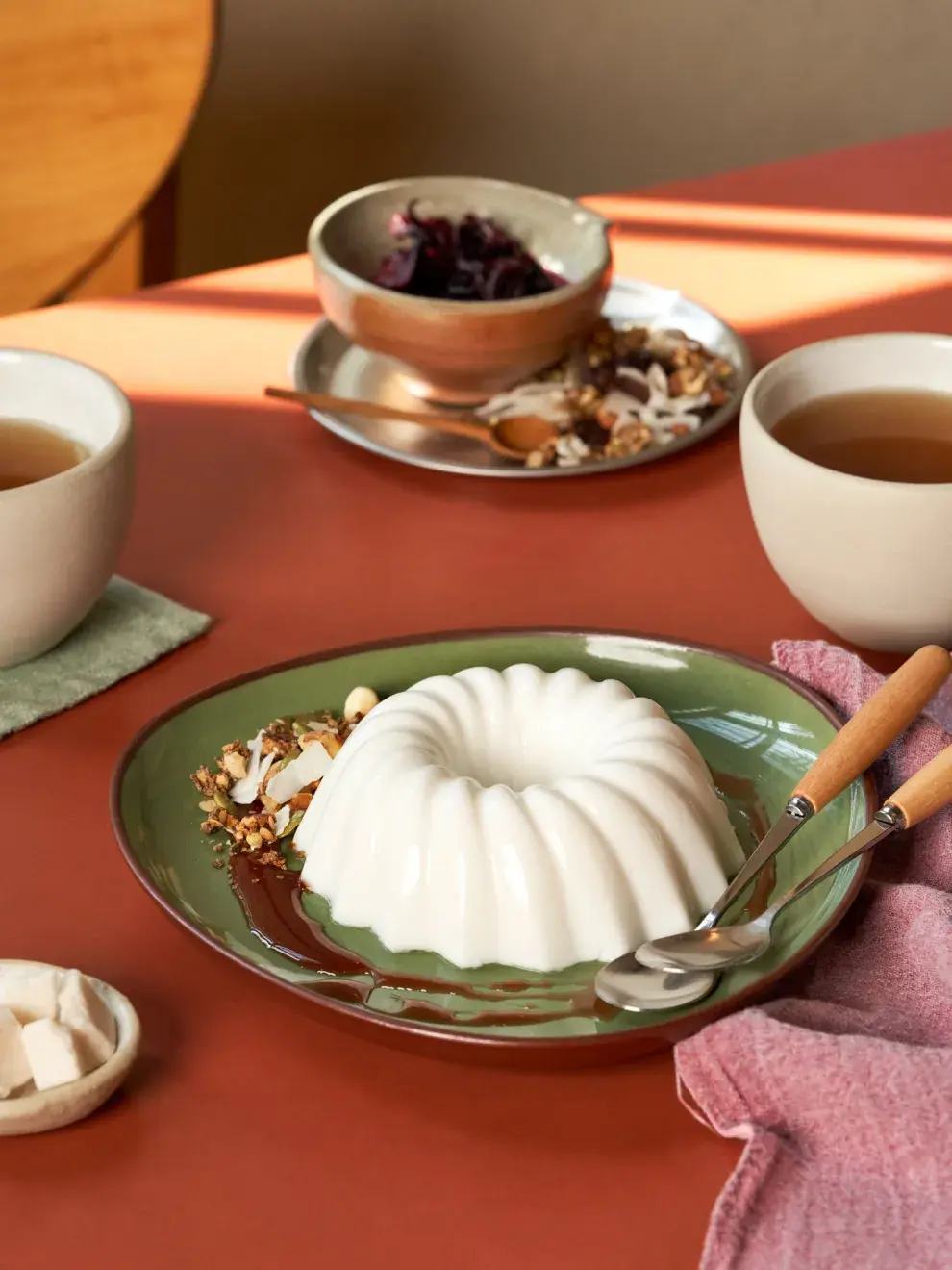 Panna cotta de coco en reducción de hibiscus