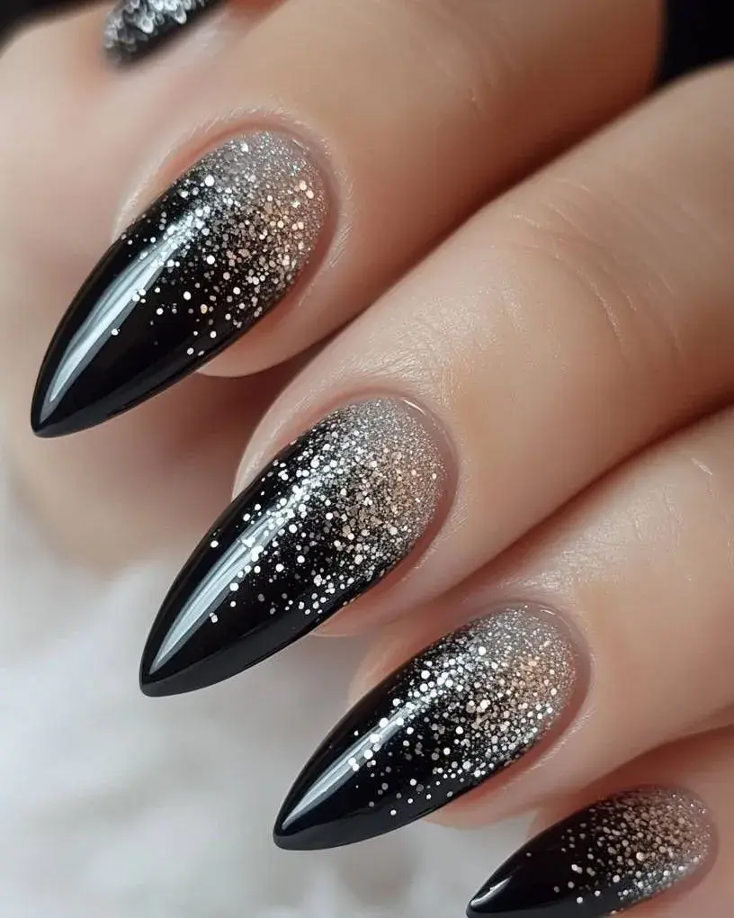 Uñas sofisticadas para Año Nuevo: combinación de negro con oro o plata.